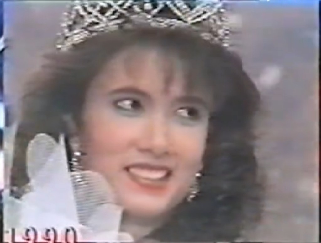 宋宛穎媽媽參加澳門小姐獲得亞軍，而同屆冠軍是文雪兒，也是宋宛穎的堂姨。